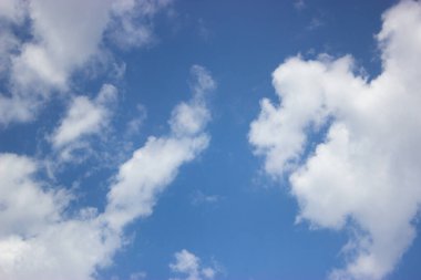 Mavi gökyüzünde beyaz bulutlar