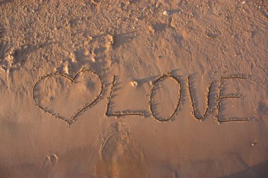Kum yüzeyinde kalp işareti