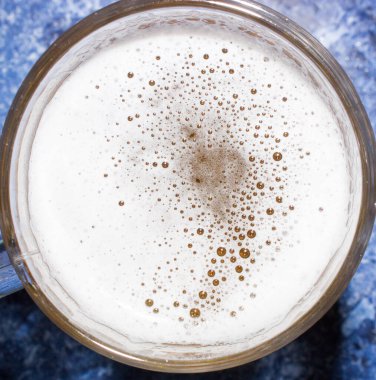 Masada bir bardak soğuk bira.