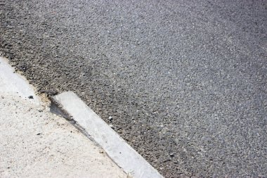 Asfalt yolu kapalı.