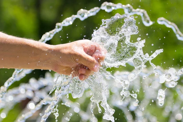 Fıskiyeye elini koy.