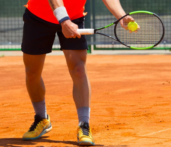 Een Tennisser Met Een Racket Zijn Hand — Stockfoto