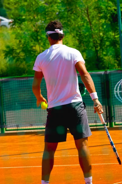 Ein Tennisspieler Mit Einem Schläger Der Hand — Stockfoto