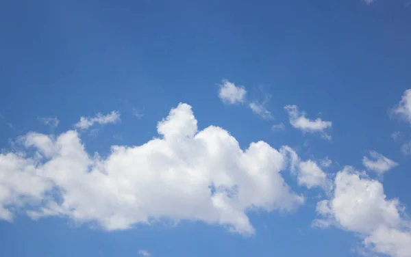 Λευκά Σύννεφα Έναν Γαλάζιο Ουρανό — Φωτογραφία Αρχείου