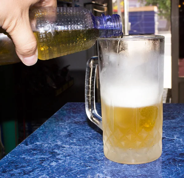 Mão Segurando Uma Caneca Cerveja Fundo Branco — Fotografia de Stock