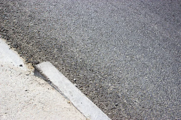 Asfalt yolu kapalı.