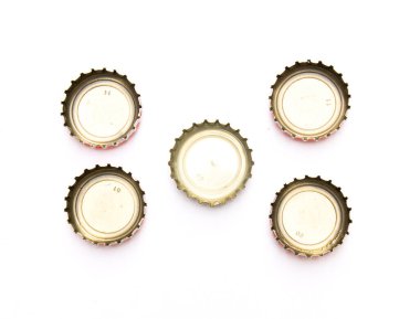 Beyaz üzerine metal kapaklar