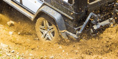 4X4 araç ve çamur arka planda, kapatın.