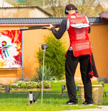 Kazakistan 'da çifte namlulu bir tüfekle atış yarışması. 10 / 20 / 2017