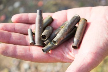 Arka plandaki kartuşlar, kapatın