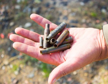 Arka plandaki kartuşlar, kapatın