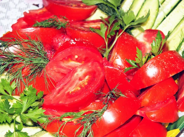 Salata tabağında dilimlenmiş domates.