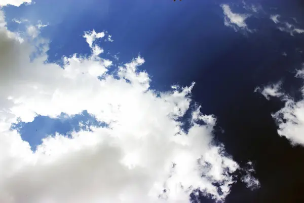 小さな雲と青空の背景 — ストック写真