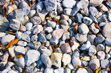 Arka planda başka küçük taşlar, kapat