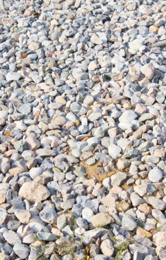 Arka planda başka küçük taşlar, kapat