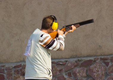 Kazakistan 'da çifte namlulu bir tüfekle atış yarışması. 10 / 20 / 2017