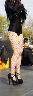 Külotlu çorap giyen kız.