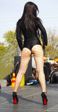 Külotlu çorap giyen kız.