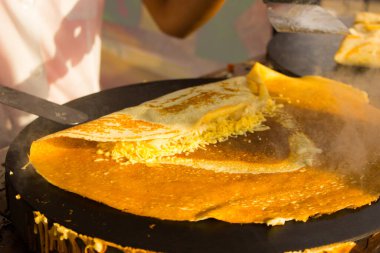 Baharatlı krep pişiriyorum.