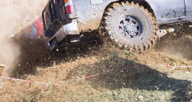 Araba çamurun içinde gidiyor.