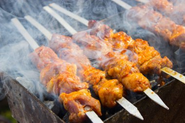 Arka planda barbekü yemekleri, kapatın.