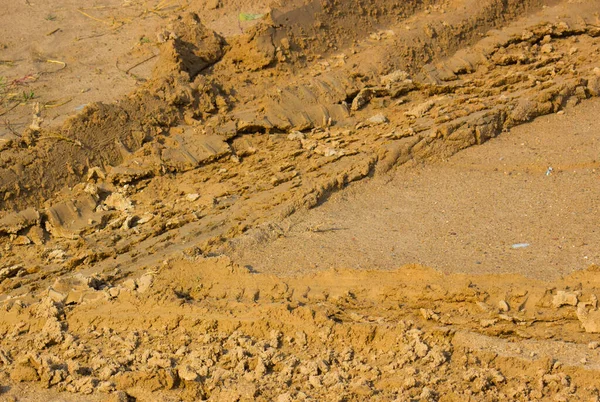 Arka planda sarı çamur, kapat