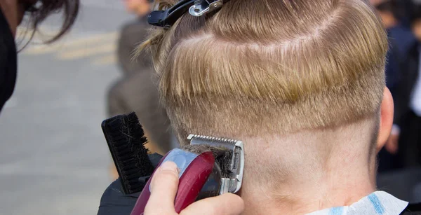 Genç bir adamın güzel saç kesimi.