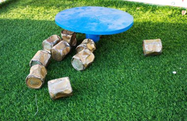 Genç çimenlerin üzerindeki paslı teneke kutu.