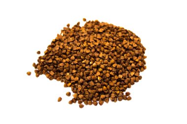 Karabuğday tohumları beyaz arkaplanda izole edilmiş.