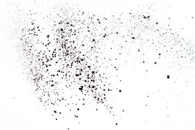 Beyaz arkaplanda kara barut izole edildi