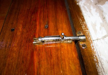 Bir tuğla ağacının sarı arkaplanının soyutlanması