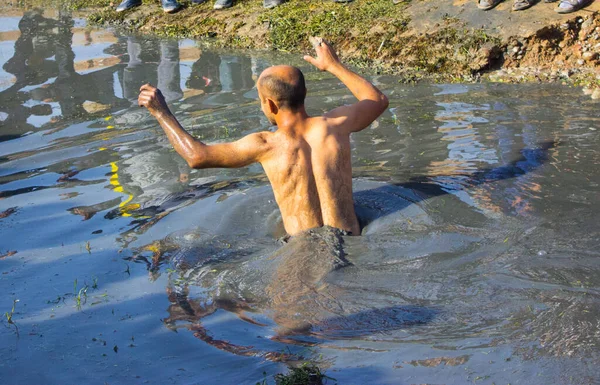 Homem Está Tomando Banho Água Suja — Fotografia de Stock
