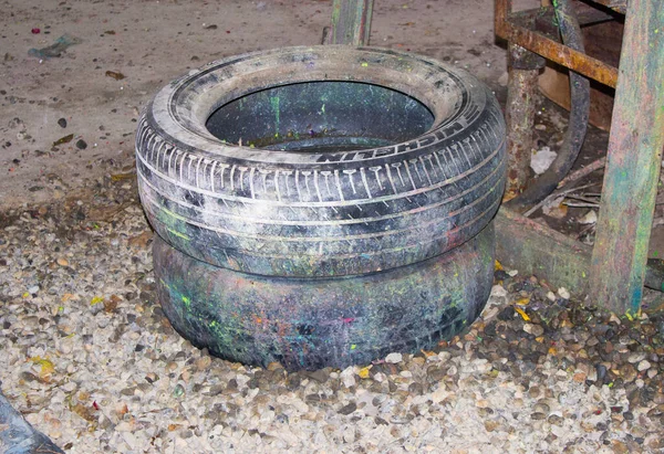 Viejos Neumáticos Coche Sucios Oxidados Dañados Una Fila — Foto de Stock
