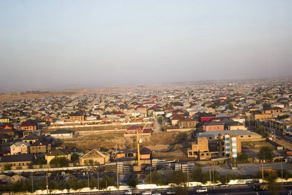 Arka planda güzel şehir manzarasının havadan görünüşü