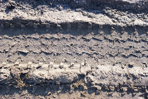 泥土上的车在地上留下的痕迹 — 图库照片