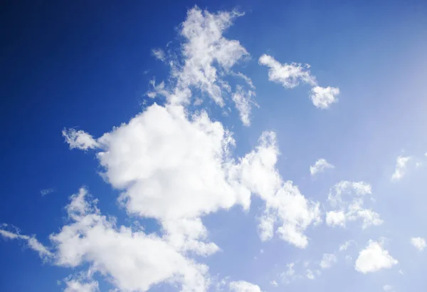 Mavi gökyüzü bulutları