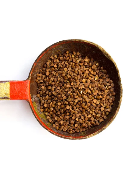 Pişmemiş karabuğday. Beyaz arka planda premium karabuğday homurdanır