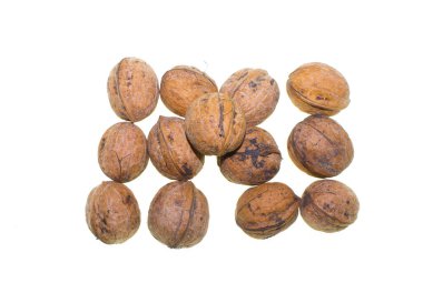 Beyaz arka planda olgun fındıklar