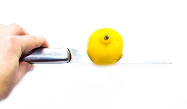 Beyaz arka planda taze limon whith khife