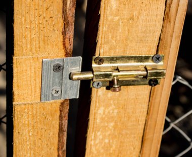 Kapıda demir asma kilit.