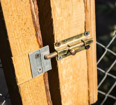 Kapıda demir asma kilit.