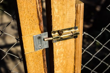 Kapıda demir asma kilit.