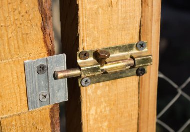 Kapıda demir asma kilit.