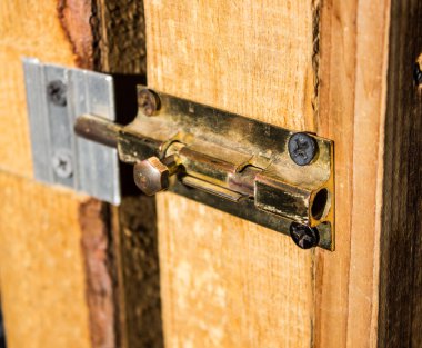 Kapıda demir asma kilit.