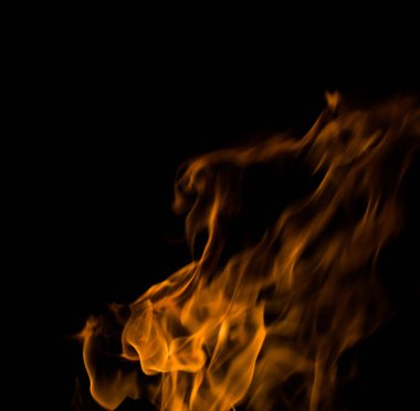 Gece karanlığında parlak bir ateş