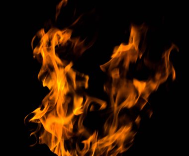 Gece karanlığında parlak bir ateş