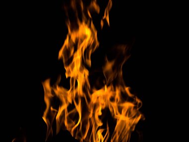 Gece karanlığında parlak bir ateş