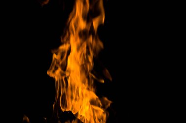 Gece karanlığında parlak bir ateş