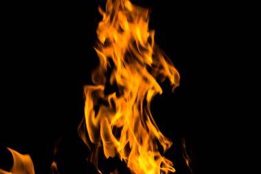 Gece karanlığında parlak bir ateş