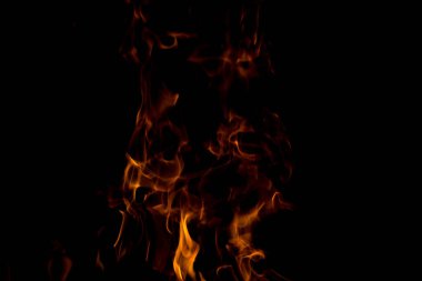 Gece karanlığında parlak bir ateş